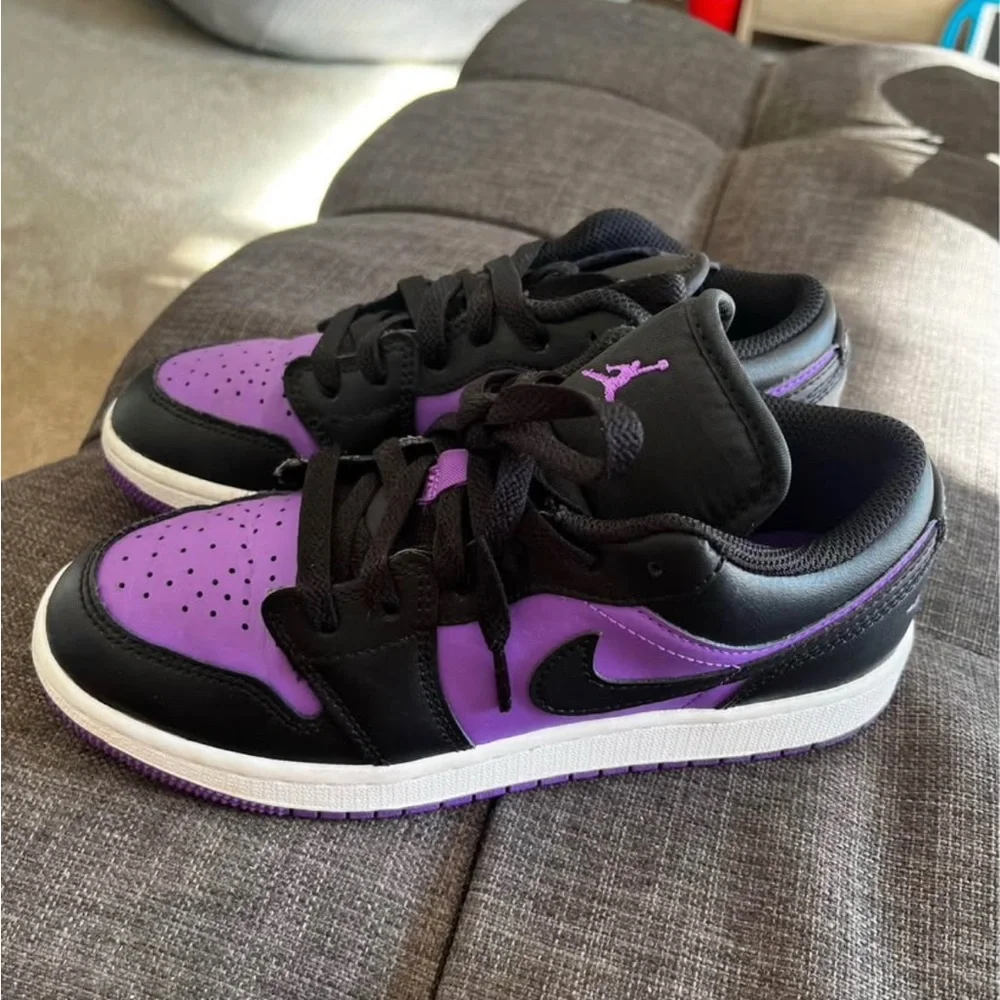 Air Jordan 1 Low GS 'Purple Venom' - Picture 2 of 3
